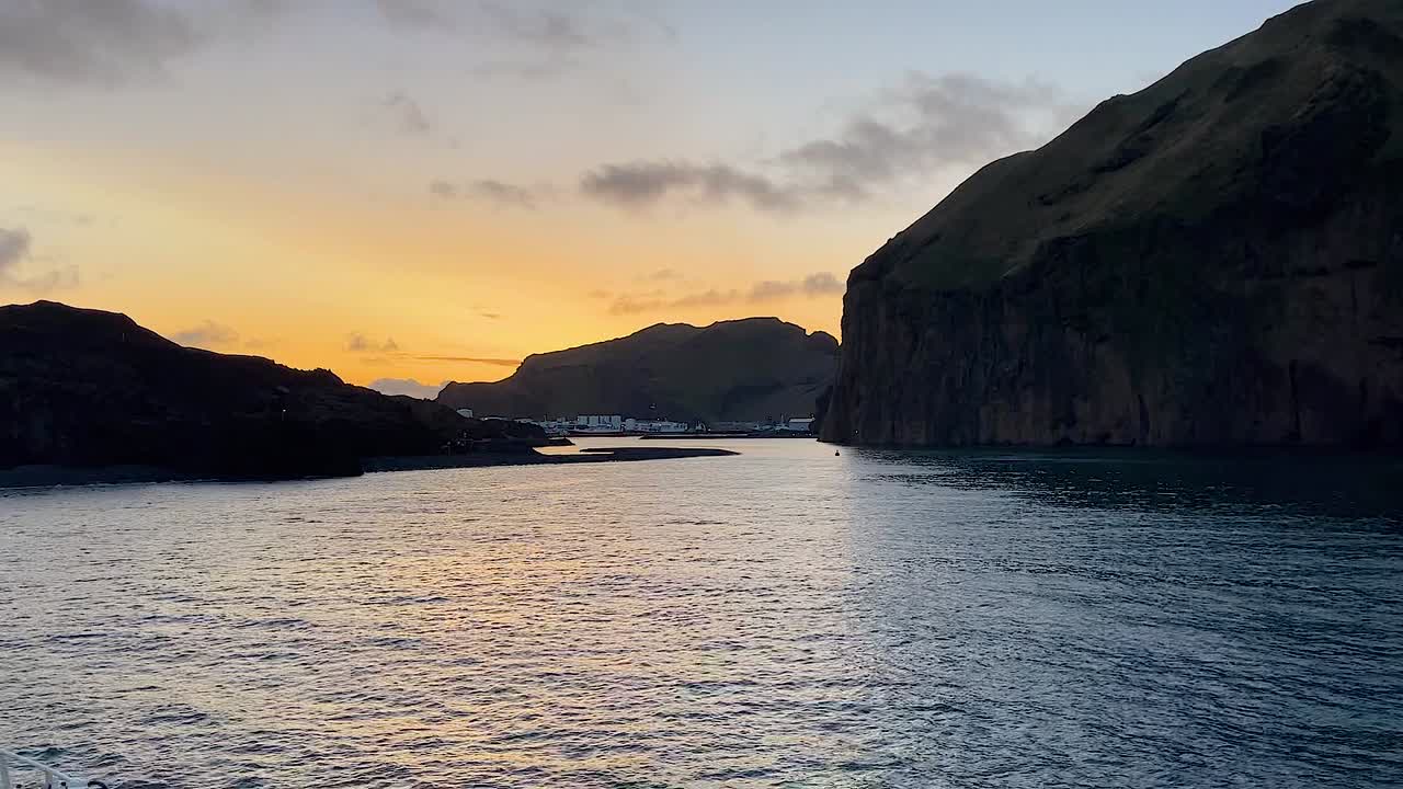 아이슬란드의 웨스트만 제도 항구에 도착하는 배, 해가 지면, 포브 뷰