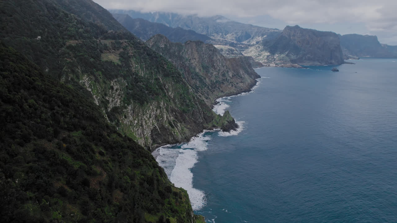 Montagne costiere e vista sull'oceano da prospettiva aerea