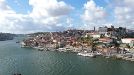 Panoramablick-Auf-Das-Stadtbild-Von-Ribeira-In-Porto-An-Einem-Sonnigen-Tag