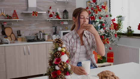 Kind-Sitzt-Am-Tisch-In-Dekorierter-Küche-Und-Isst-Traditionelle-Gebackene-Weihnachtsplätzchen,-Trinkt-Milch