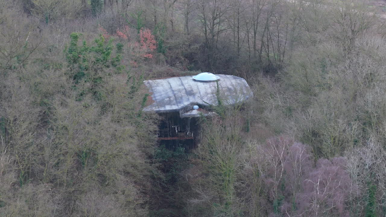 Veduta aerea circolare della casamatta della fortezza di Eben-Emael tra gli alberi in autunno