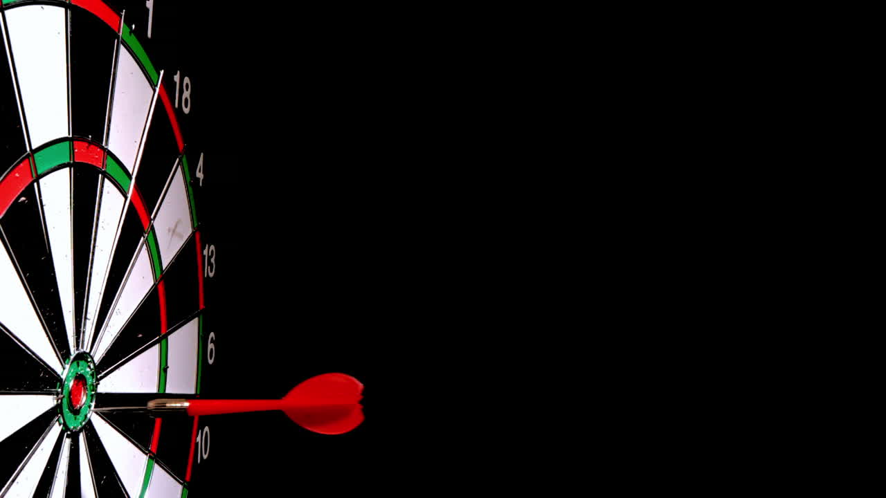 검은색 배경 에 있는 황소 의 눈 을 타격 하는 화살