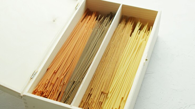 Spaghetti crudi in una scatola