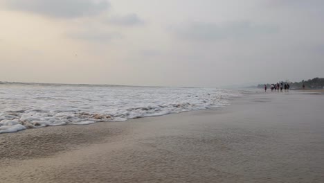 olas de playa en la arena agua blanca en la playa vacaciones goa