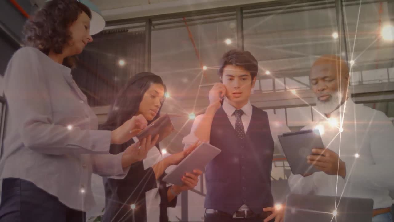 animación de la red de conexiones entre diversas personas de negocios en la oficina