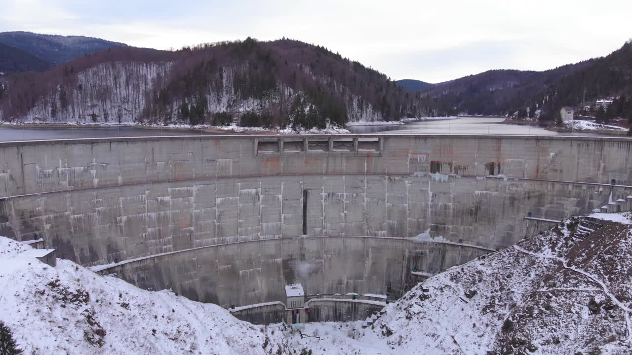 겨울철 루마니아의 valea draganului에서 댐의 조감도