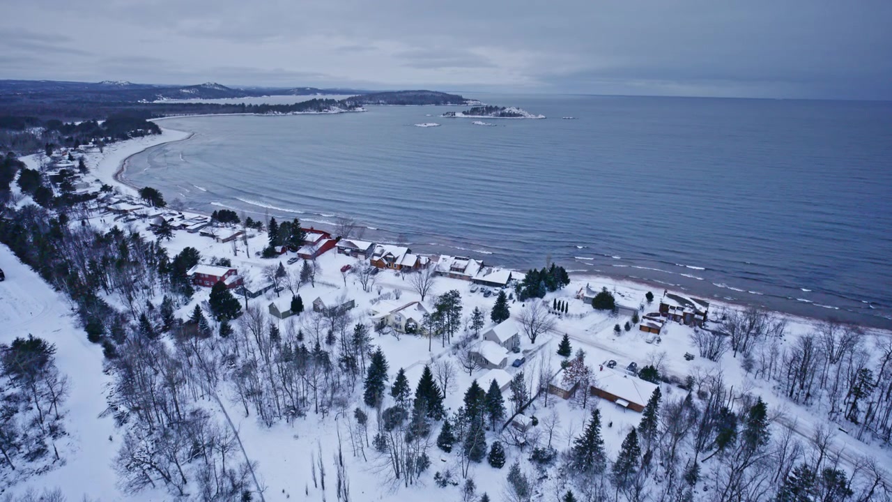 Veduta aerea di Marquette, Michigan, coperta di neve in inverno.