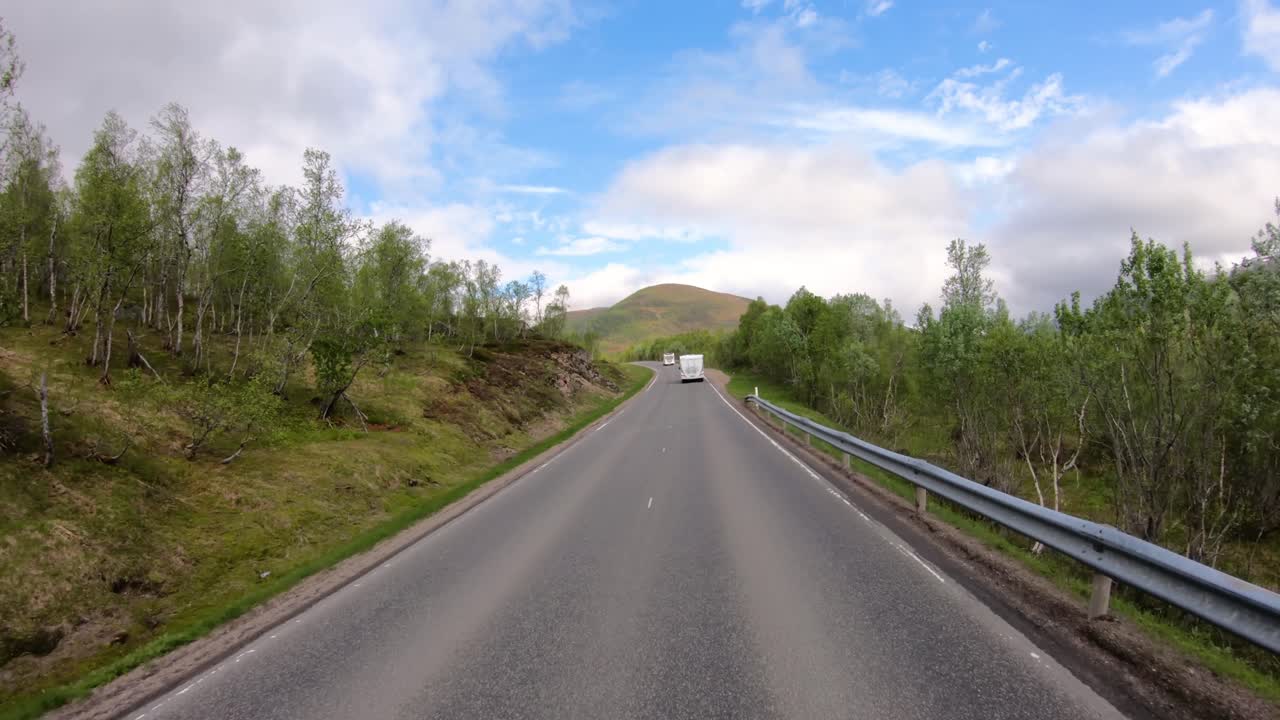 Vista desde el vehículo: una caravana VR conduce por la autopista. Vacaciones de turismo y viajes. Hermoso paisaje natural de Noruega