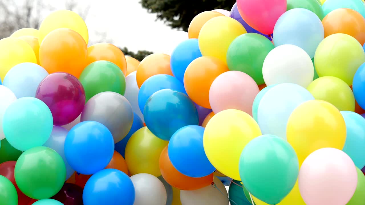balones de helio de colores festivos.