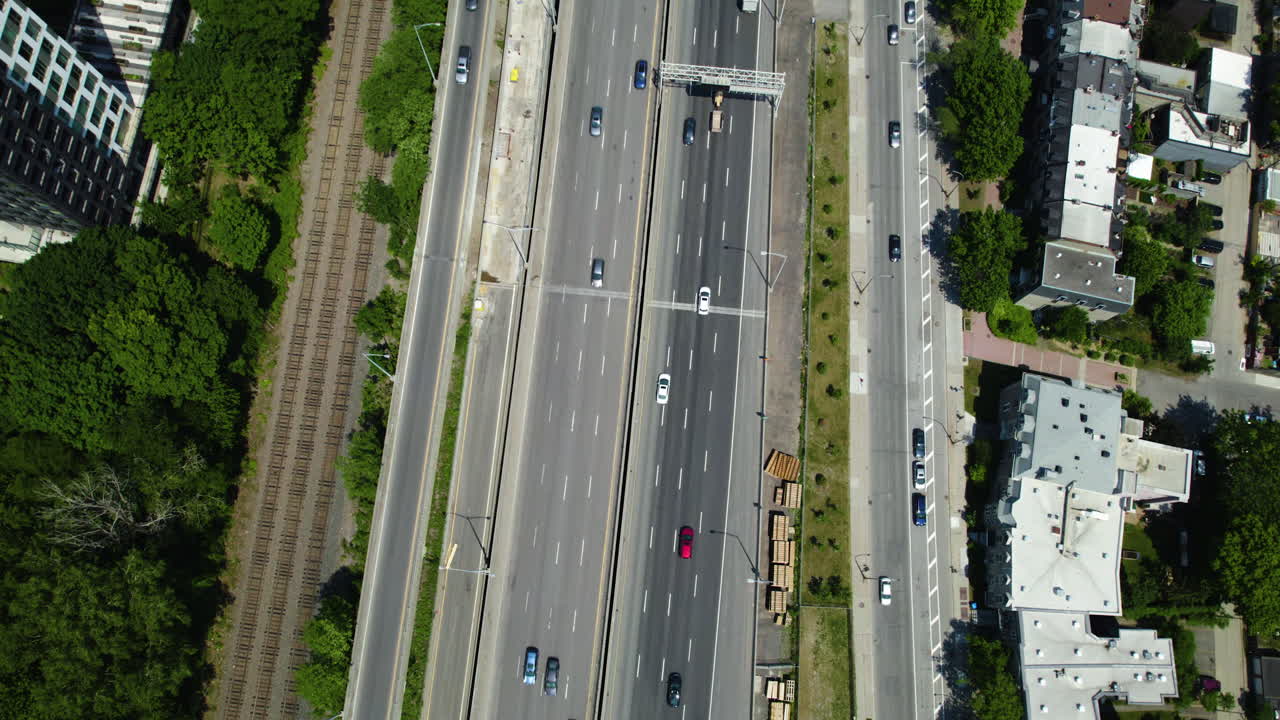 ⁇ , 캐나다 에서  ⁇ 빛 이 비치는 날, 몬트리올 의 스카이라인 을 드러내는 루트 136 에 있는 교통 을 기울이는 공중 전망