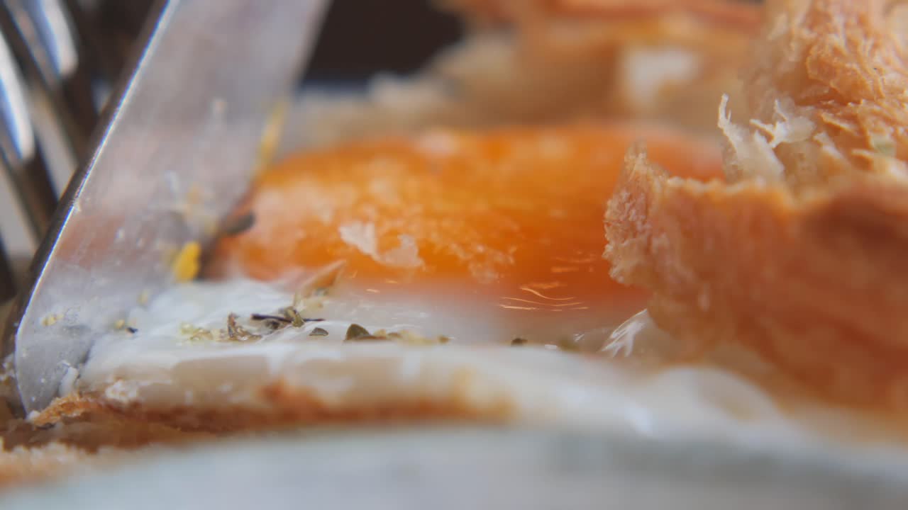 Uovo fritto su pane tostato