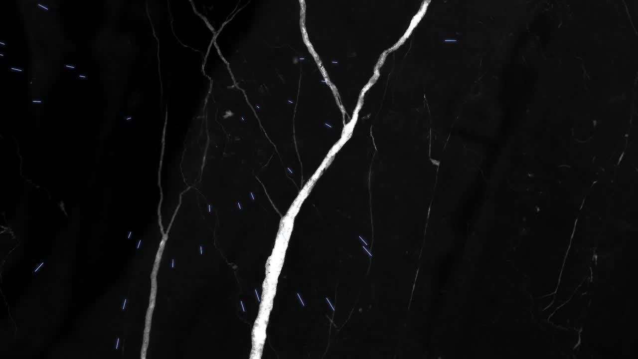 animación de rayos azules y blancos y destellos de luz en el cielo nocturno