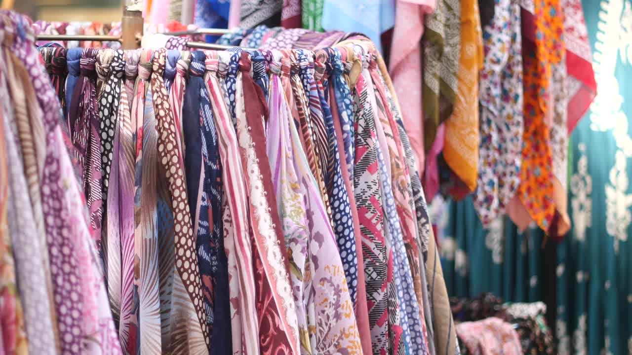 pañuelos coloridos en exhibición en un mercado