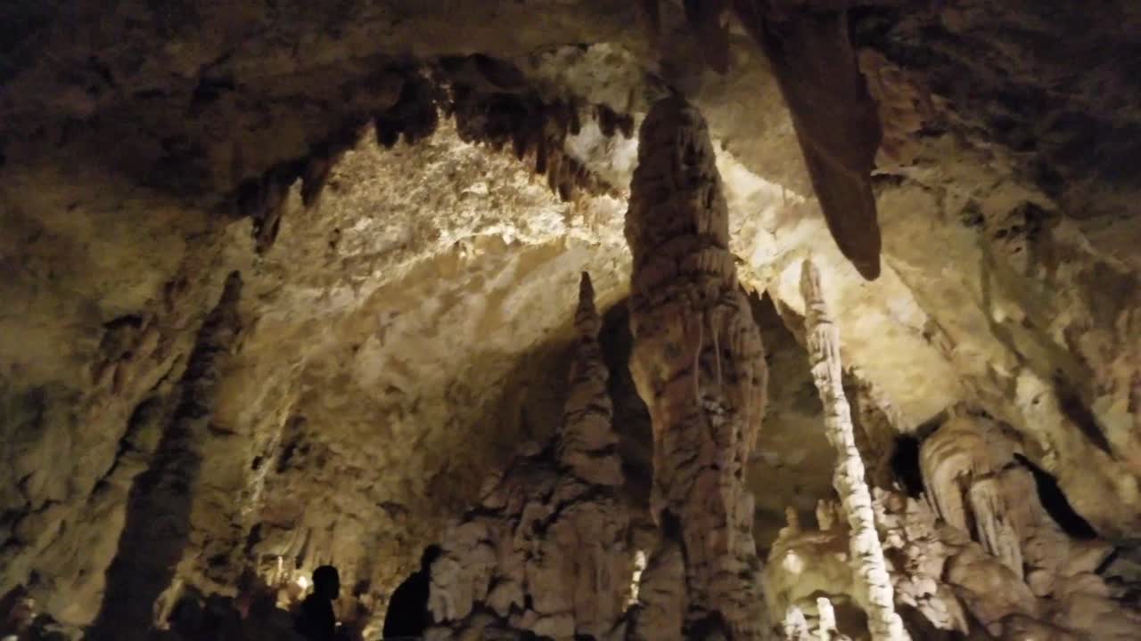 visita guiada a través de cavernas de puentes naturales en texas