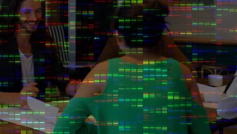 animación de cuadrados de mosaico coloridos sobre un equipo de diversos colegas discutiendo juntos en la oficina.