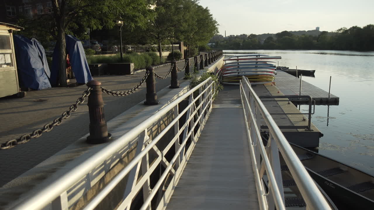 매사추세츠 주 월섬의 찰스 강에서 대여할 수 있는 패들 보드, 카약 및 카누