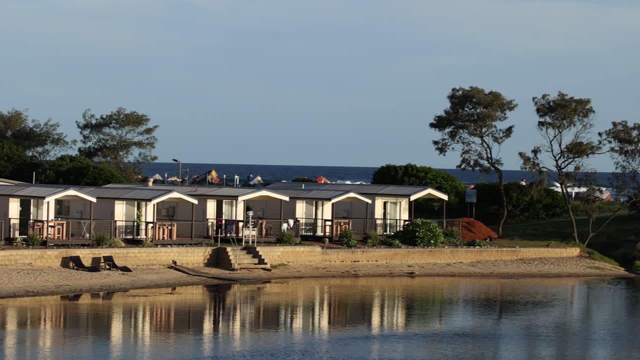 저녁에 평화로운 호수 집 반사