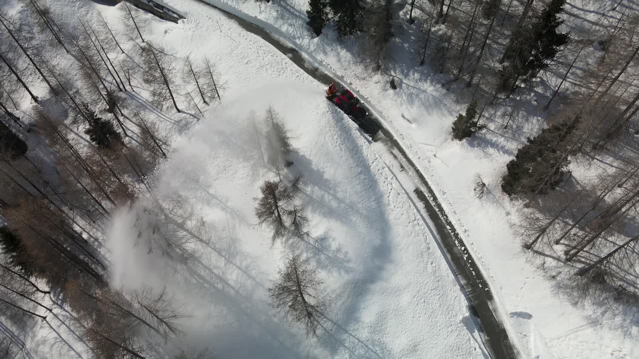 camión quitanieves quitando la nieve de la carretera