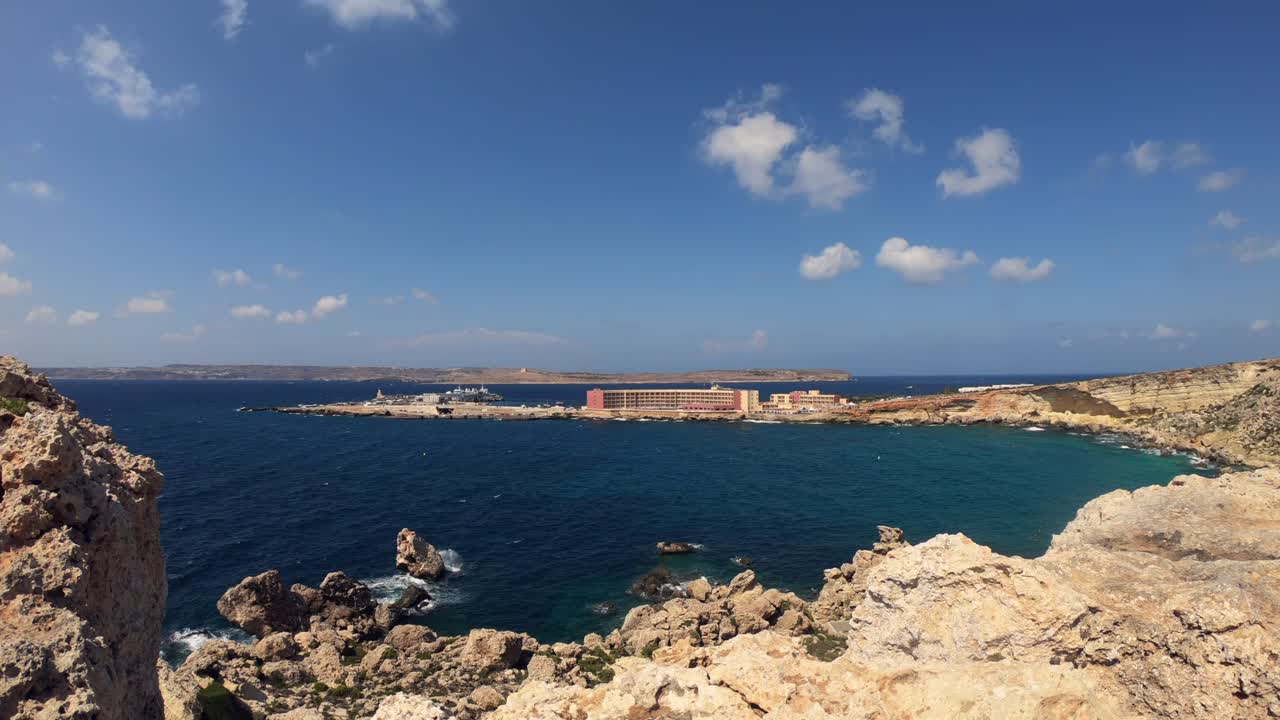 video timelapse del norte de malta cirkewwa, con el mar mediterráneo, gozo y los transbordadores de fondo