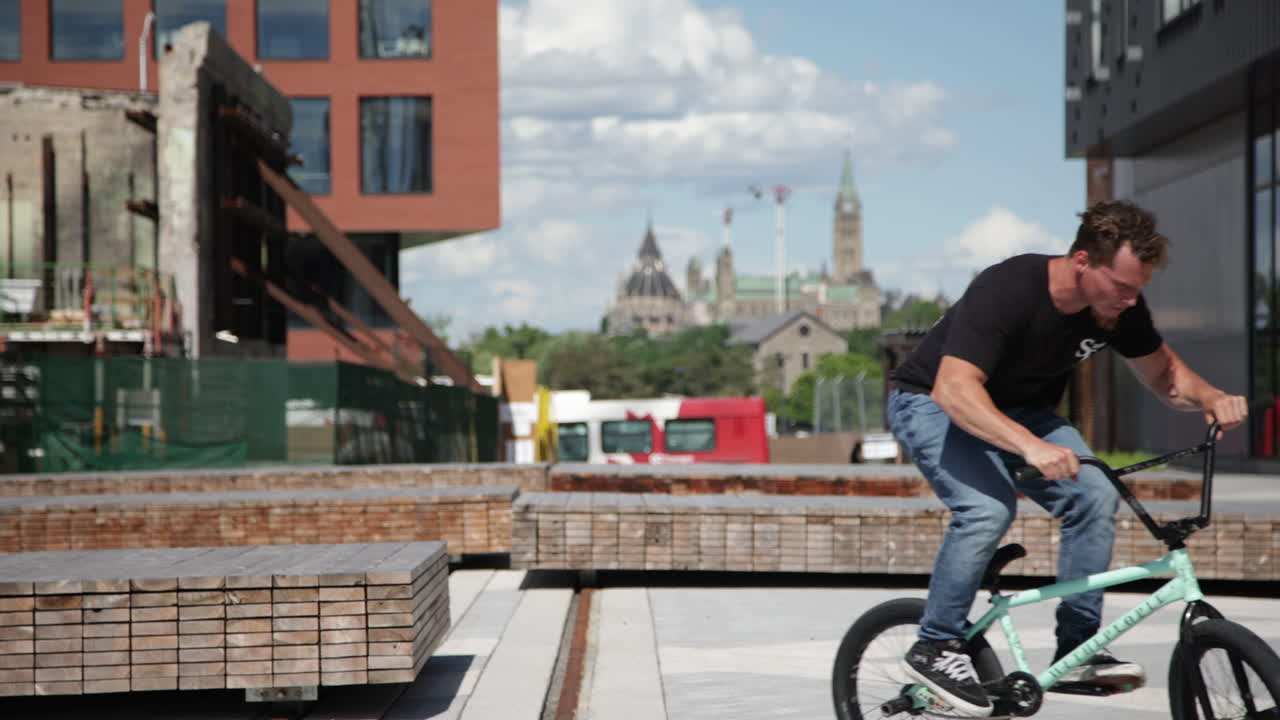 Deportes extremos Ottawa Canadá - Truco 'truck driver' de BMX.
