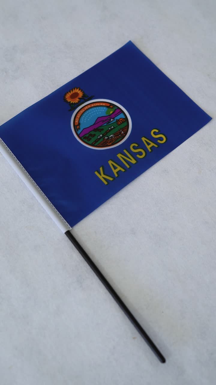 Bandiera dello stato del Kansas. Ripresa verticale orbitante