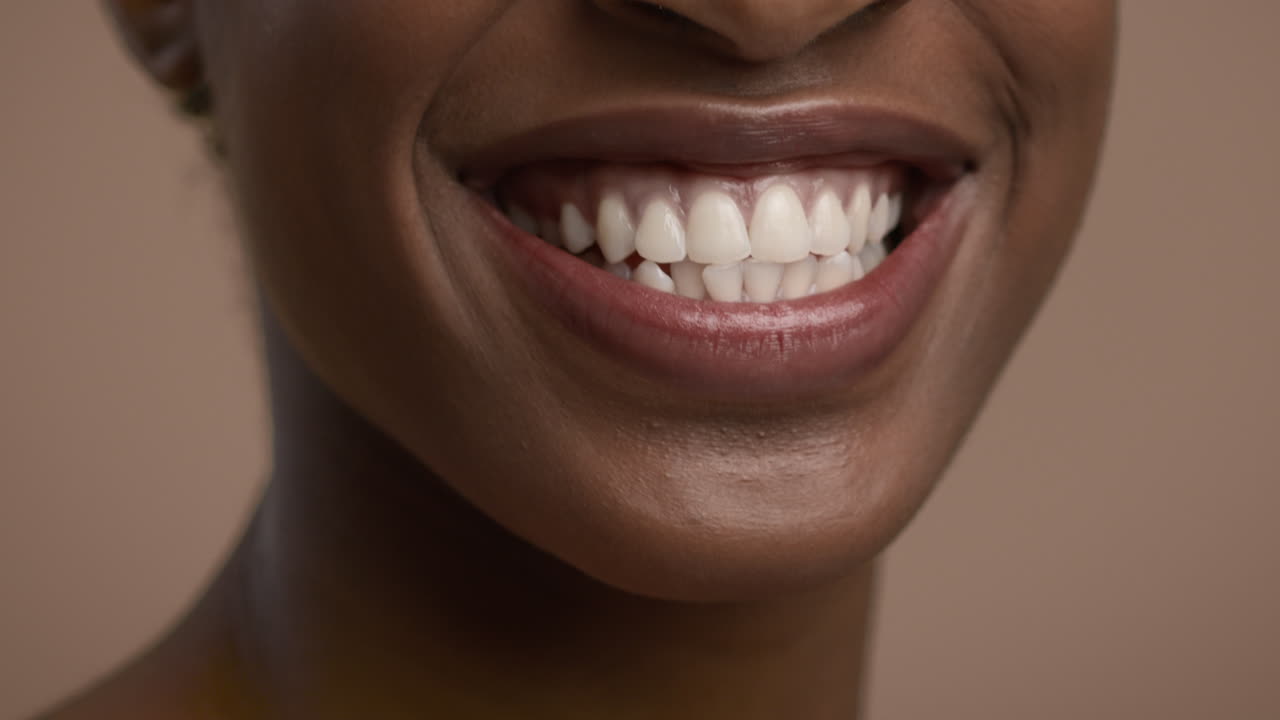 primer plano de la sonrisa de una mujer feliz