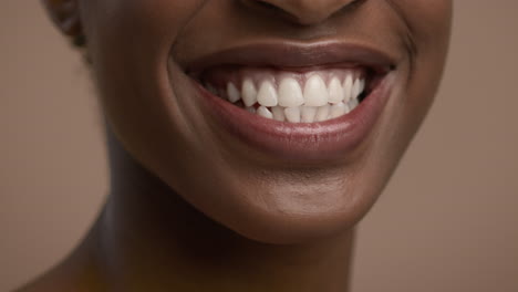 um close do sorriso de uma mulher feliz.