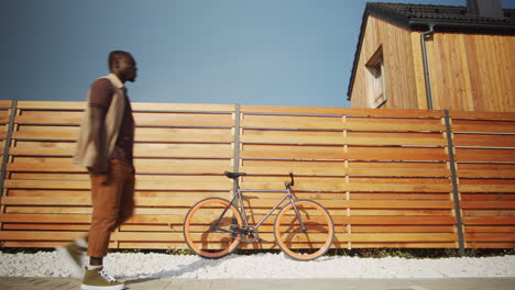 personas caminando por la calle de la ciudad y pasando en bicicleta