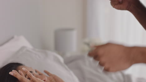 pareja feliz tomando fotos juntos usando la cámara divirtiéndose en casa en la cama jugando disfrutando de una relación romántica fotografiándose el uno al otro