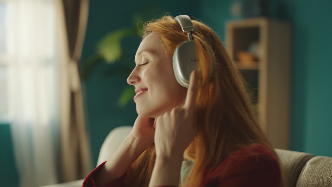 음악 을 듣고 춤 을 추는 여자