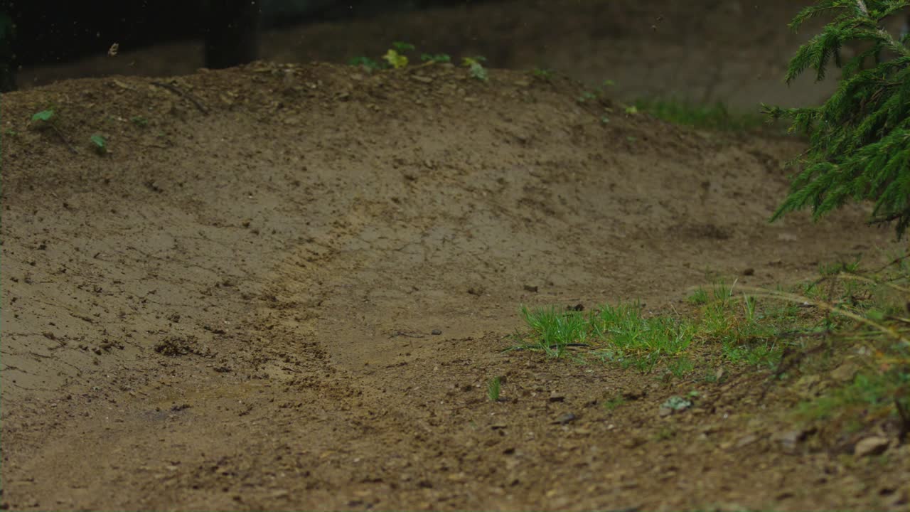 un ciclista de montaña se desliza por una esquina a cámara lenta