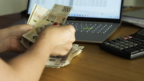 manos femeninas contando billetes de 200 zloty polacos en la mesa - negocios, finanzas, estilo de vida, concepto de presupuesto doméstico, toma más amplia