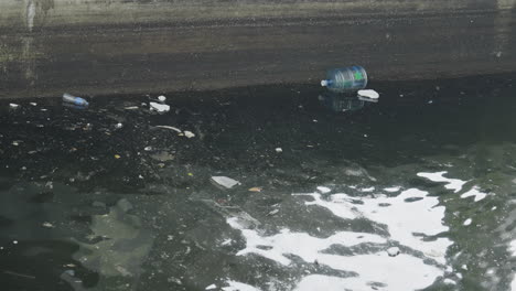 Contaminación-Por-Basura-Sobre-El-Río-En-La-Ciudad-De-Hong-Kong,-China.