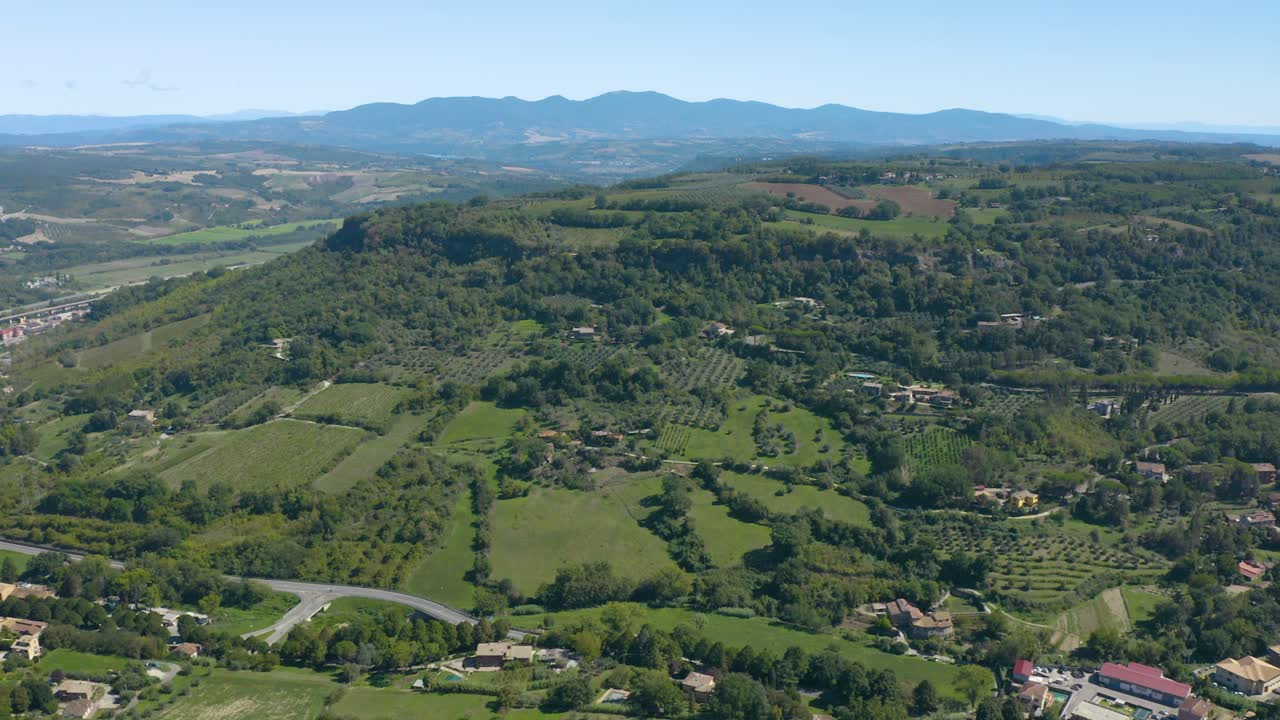 vista panorámica del paisaje de umbría desde arriba en italia el día de verano