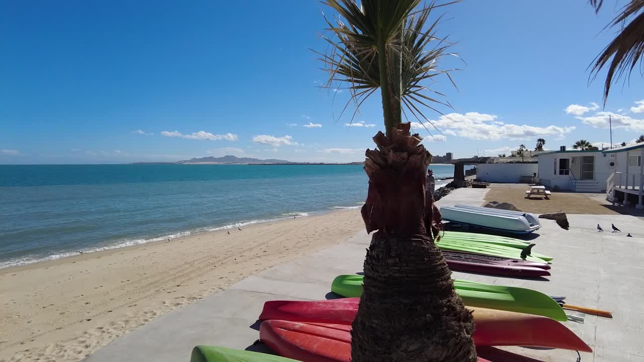 Um turista está caminhando pela praia de San Felipe, Baja California, México