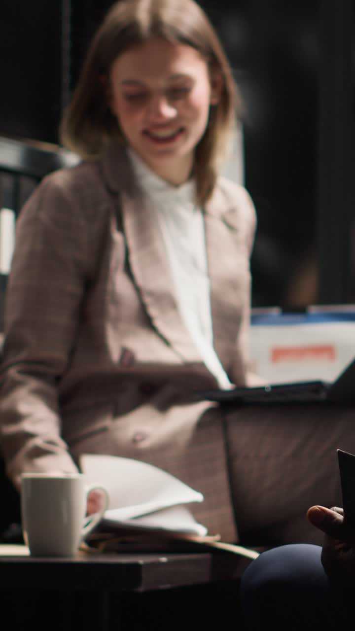 Donna in carriera in tailleur che lavora alla scrivania