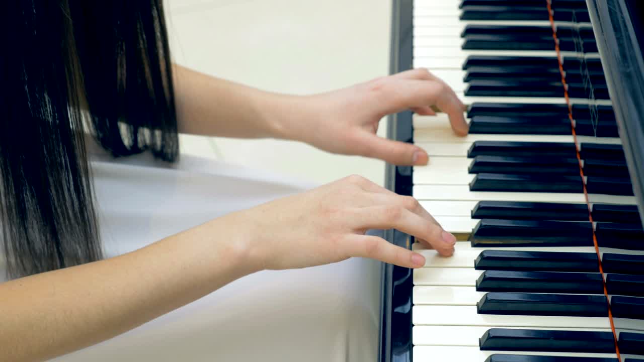 피아니스트의 손이 피아노를 연주하는 클로즈업 steadicam 4k