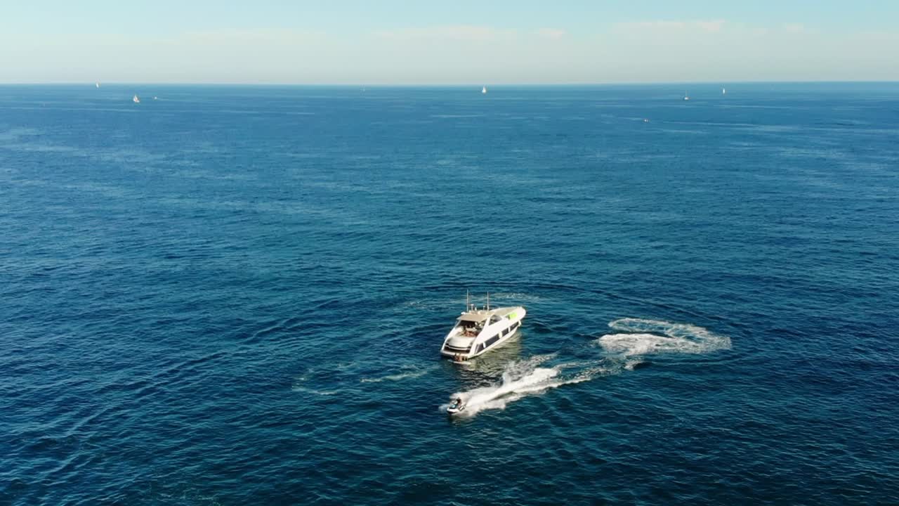 스페인 마벨라 외 ⁇ 에 있는 요트와 제트스키의 드론 영상