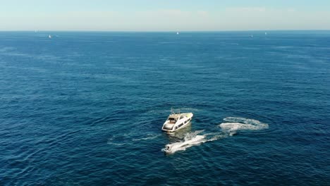 imágenes de un avión no tripulado de un yate y un jetski fuera de marbella, españa