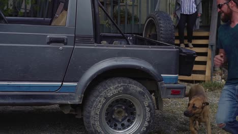 한 남자 와 그 의 충성 스러운 개 동반자 가 트럭 에 뛰어들어 빈티지 4x4 에서 경치 좋은 산악 드라이브 를 시작 한다