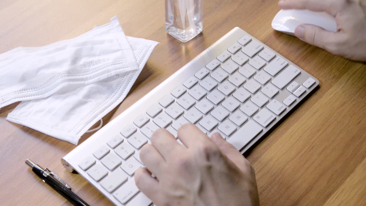 limpieza de manos con gel antiséptico desinfectante para manos a base de alcohol y sin agua