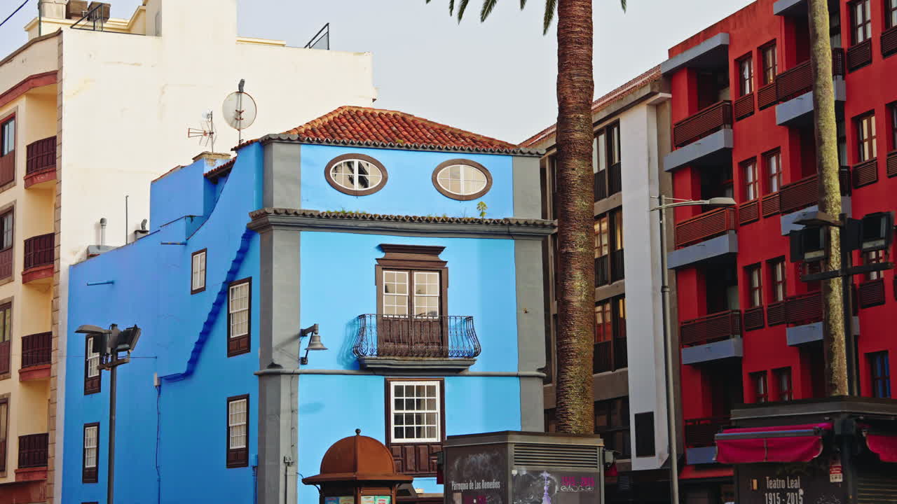 un primer plano de los coloridos edificios de santa cruz de tenerife, islas canarias, españa.