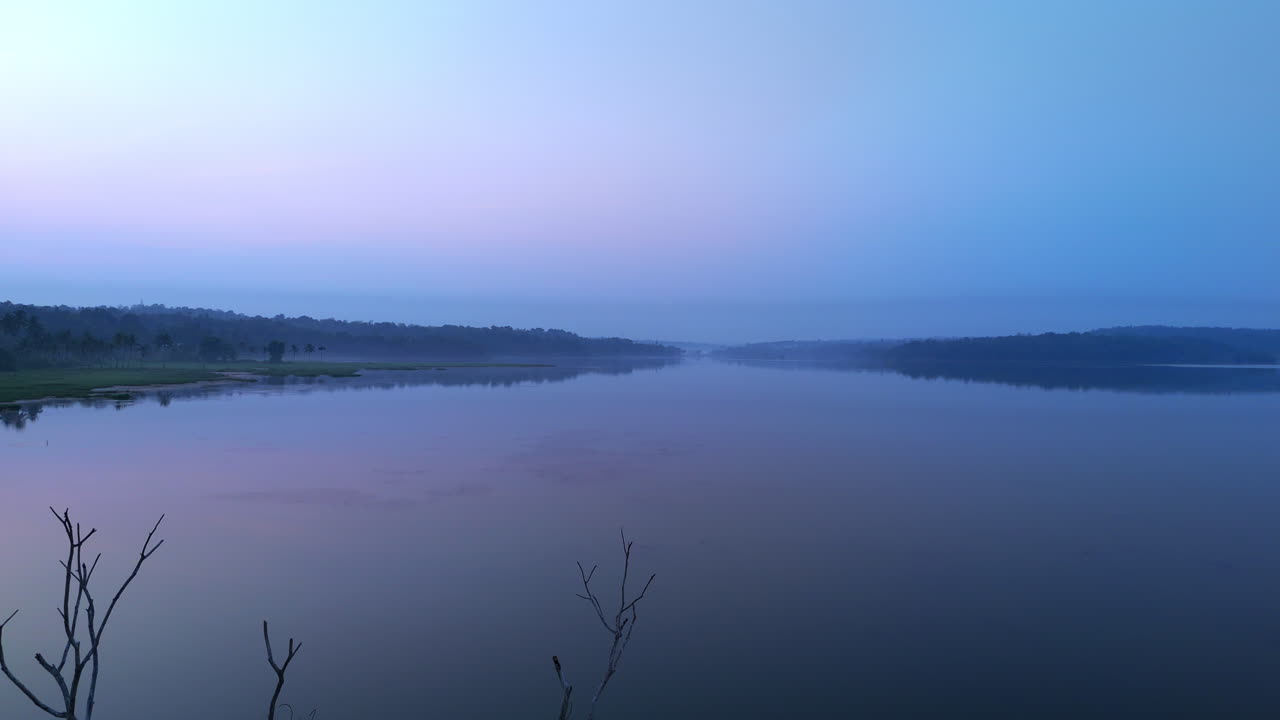 아침 조용한 호수, 태양 전에 호수는 하늘의 대기 효과를 반영하고 안개로 둘러싸여 있습니다.