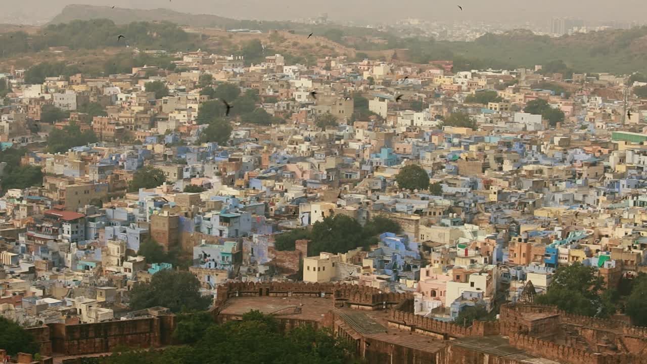 jodhpur (también ciudad azul) es la segunda ciudad más grande del estado indio de rajasthan y oficialmente la segunda ciudad metropolitana del estado.