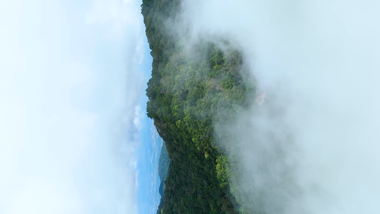 punto de vista de la montaña anidado en las nubes, punto de vista de doi pui parque nacional doi suthep chiang mai, bosque verde exuberante de la temporada de lluvias, retrato vertical 4k 9:16 video redes sociales