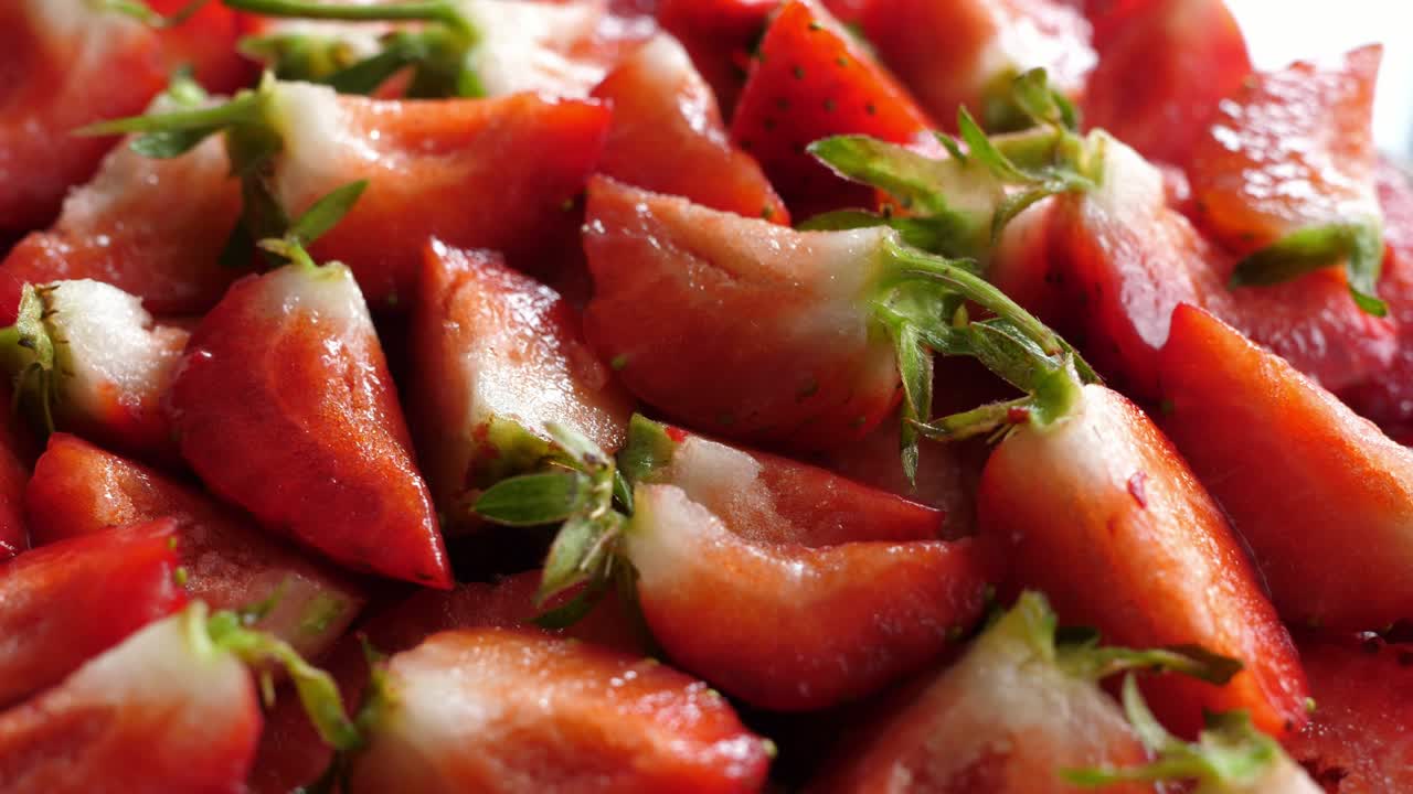 딸기 딸기를 4 분으로 잘라서 회전 회전