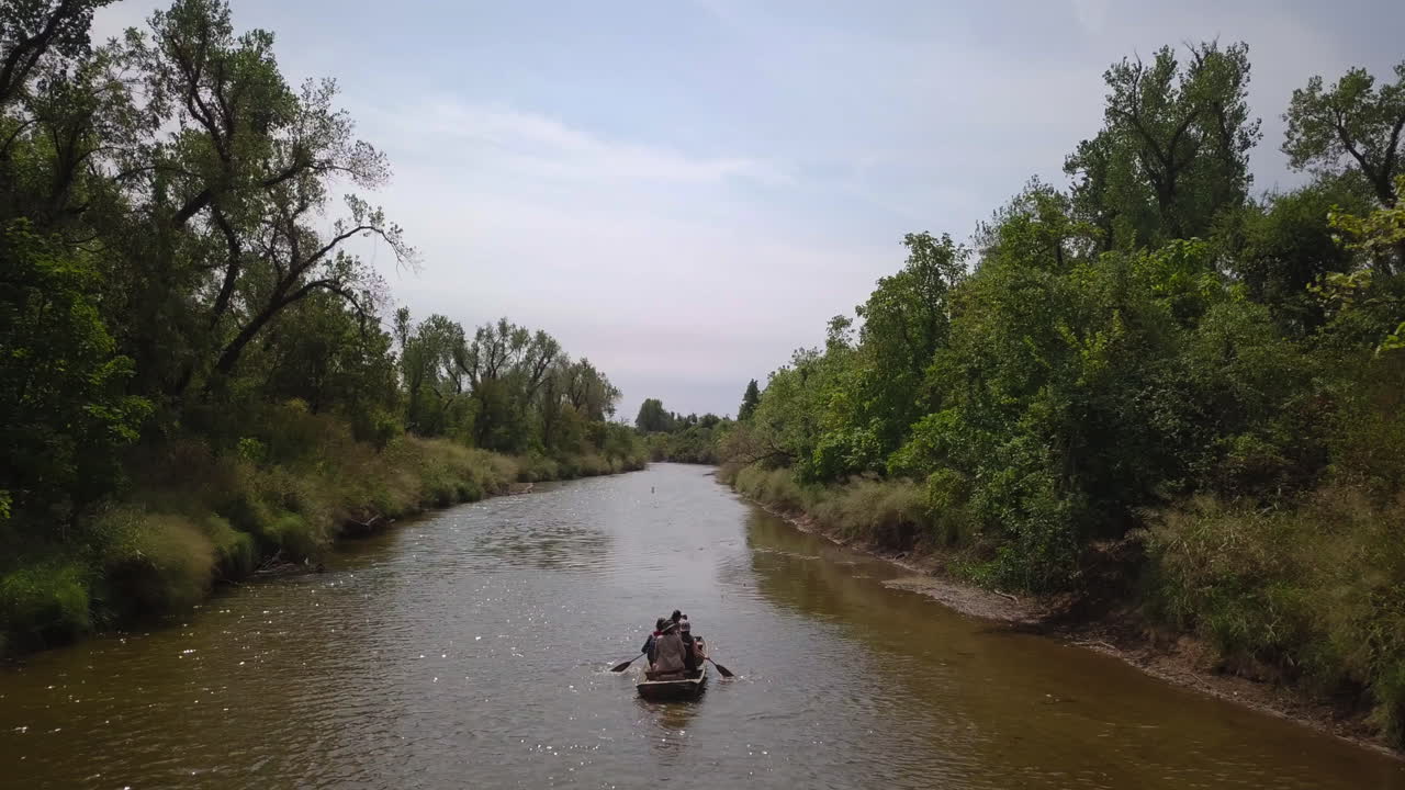 강에서 노를 젓는 가족의 오버헤드 샷 공중 돌리