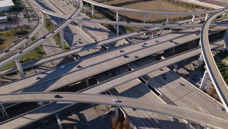 Vista-De-Drones-En-Texas-De-La-Intersección-De-La-Autopista-Interestatal-10-Y-La-Autopista-De-Peaje-Sam-Houston