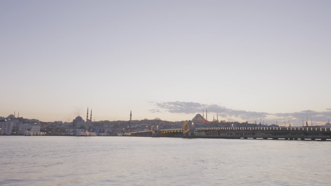 el puente galata de estambul al atardecer