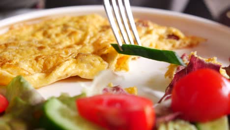 una tortilla simple y saludable con ensalada para el desayuno